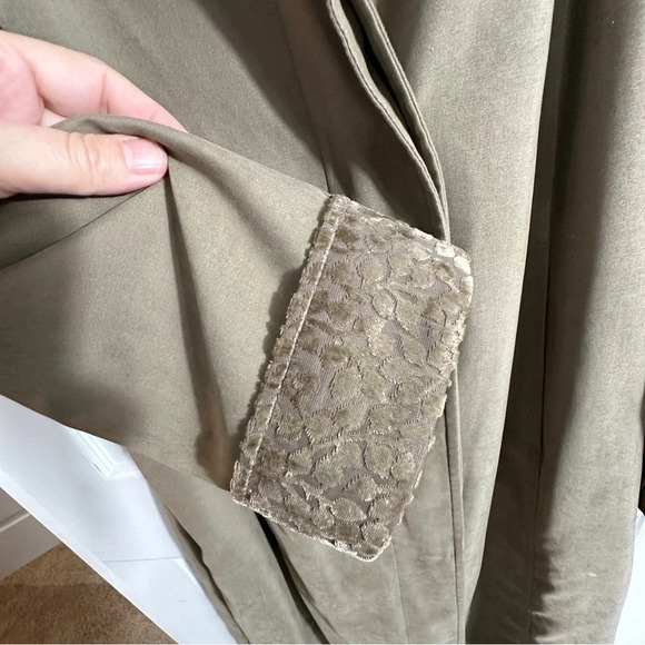 Evan Picone lined trench coat with beautiful trim, 8P, taupe, layer, fall - Picture 6 of 13